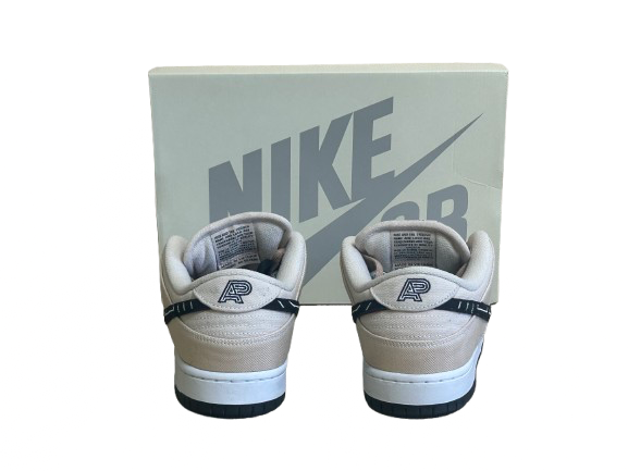 Dunk Low SB Albino & Preto - Taille 43- État 9,5/10